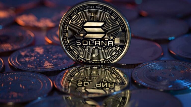 Crypto Analyst Foresees Altcoin Rally And Sets Crucial Bitcoin Support Level